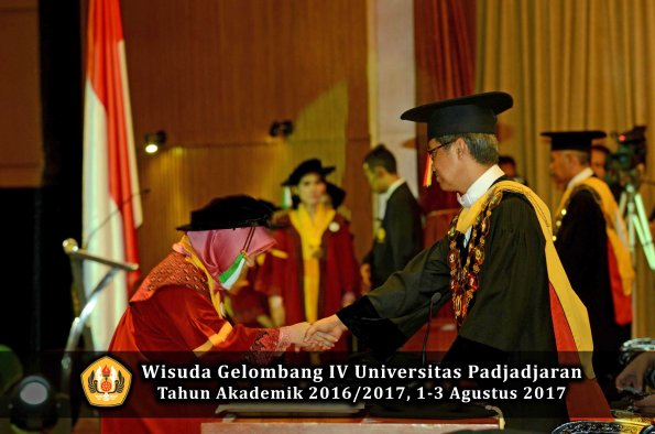 Wisuda Unpad Gel IV TA 2016_2017 Fakultas PERTANIAN oleh  Rektor 106