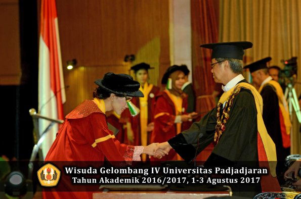 Wisuda Unpad Gel IV TA 2016_2017 Fakultas PERTANIAN oleh  Rektor 107