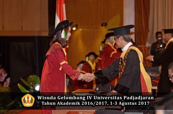 Wisuda Unpad Gel IV TA 2016_2017 Fakultas PERTANIAN oleh  Rektor 112