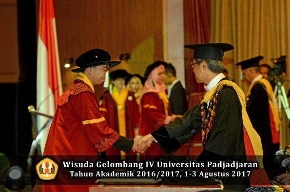 Wisuda Unpad Gel IV TA 2016_2017 Fakultas PERTANIAN oleh  Rektor 116