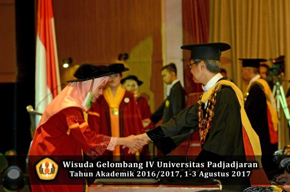 Wisuda Unpad Gel IV TA 2016_2017 Fakultas PERTANIAN oleh  Rektor 117