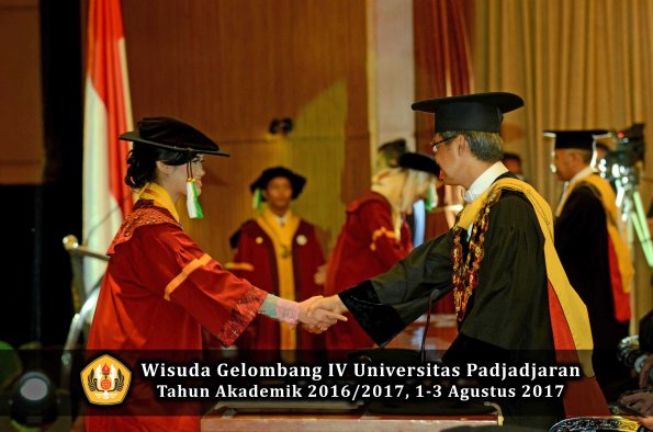 Wisuda Unpad Gel IV TA 2016_2017 Fakultas PERTANIAN oleh  Rektor 118