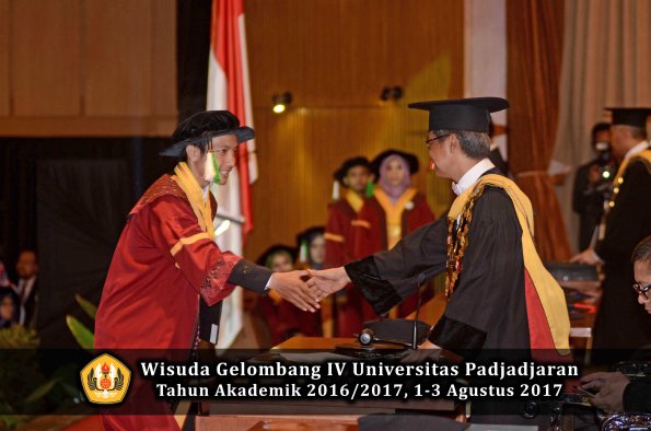 Wisuda Unpad Gel IV TA 2016_2017 Fakultas PERTANIAN oleh  Rektor 120