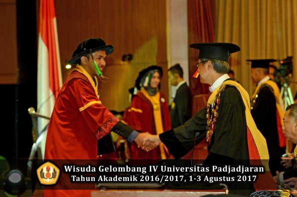Wisuda Unpad Gel IV TA 2016_2017 Fakultas PERTANIAN oleh  Rektor 122