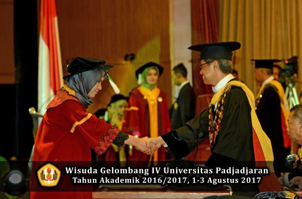 Wisuda Unpad Gel IV TA 2016_2017 Fakultas PERTANIAN oleh  Rektor 123
