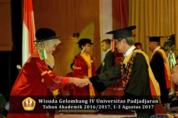 Wisuda Unpad Gel IV TA 2016_2017 Fakultas PERTANIAN oleh  Rektor 126