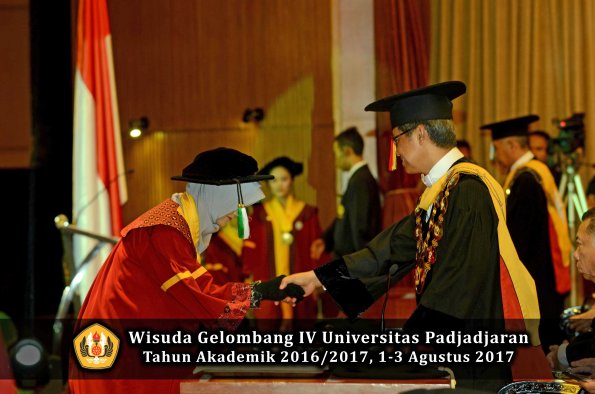 Wisuda Unpad Gel IV TA 2016_2017 Fakultas PERTANIAN oleh  Rektor 129