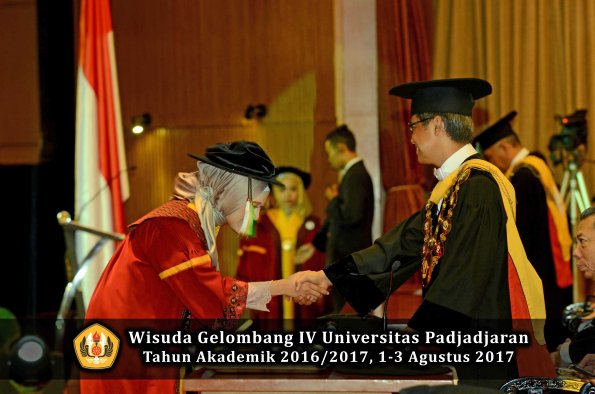 Wisuda Unpad Gel IV TA 2016_2017 Fakultas PERTANIAN oleh  Rektor 132