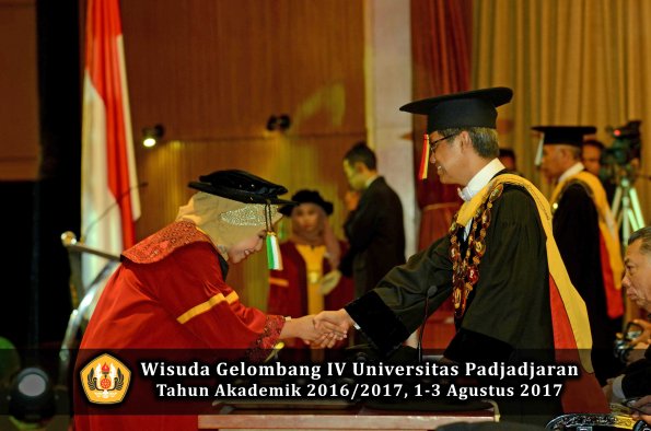 Wisuda Unpad Gel IV TA 2016_2017 Fakultas PERTANIAN oleh  Rektor 133