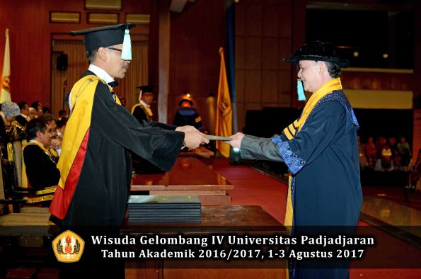 Wisuda Unpad Gel IV TA 2016_2017 Fakultas ILMU BUDAYA oleh  Dekan 002