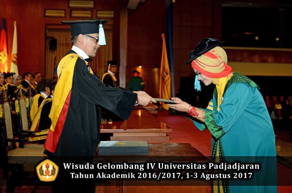 Wisuda Unpad Gel IV TA 2016_2017 Fakultas ILMU BUDAYA oleh  Dekan 008