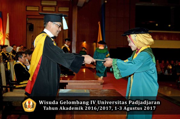 Wisuda Unpad Gel IV TA 2016_2017 Fakultas ILMU BUDAYA oleh  Dekan 011
