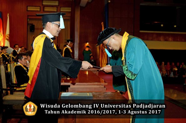 Wisuda Unpad Gel IV TA 2016_2017 Fakultas ILMU BUDAYA oleh  Dekan 012