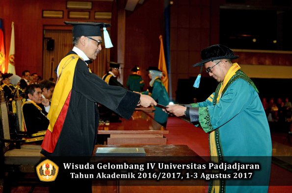 Wisuda Unpad Gel IV TA 2016_2017 Fakultas ILMU BUDAYA oleh  Dekan 014