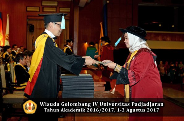 Wisuda Unpad Gel IV TA 2016_2017 Fakultas ILMU BUDAYA oleh  Dekan 020