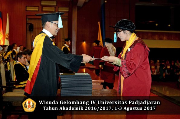Wisuda Unpad Gel IV TA 2016_2017 Fakultas ILMU BUDAYA oleh  Dekan 021