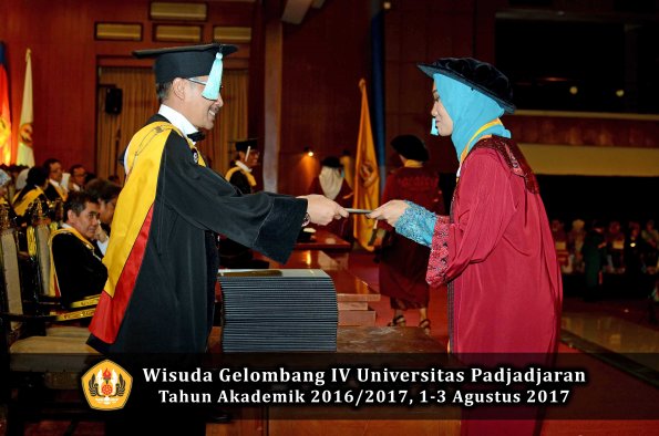 Wisuda Unpad Gel IV TA 2016_2017 Fakultas ILMU BUDAYA oleh  Dekan 022