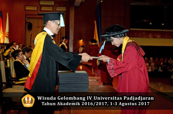 Wisuda Unpad Gel IV TA 2016_2017 Fakultas ILMU BUDAYA oleh  Dekan 023