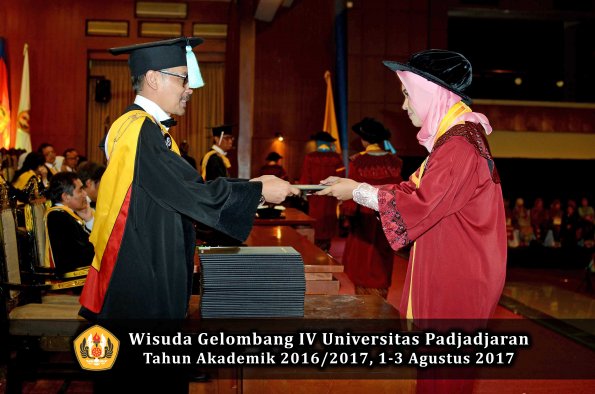 Wisuda Unpad Gel IV TA 2016_2017 Fakultas ILMU BUDAYA oleh  Dekan 024