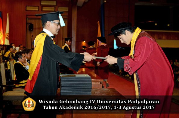 Wisuda Unpad Gel IV TA 2016_2017 Fakultas ILMU BUDAYA oleh  Dekan 025