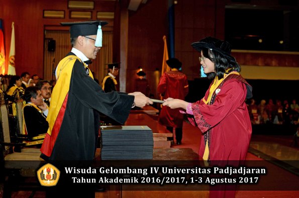 Wisuda Unpad Gel IV TA 2016_2017 Fakultas ILMU BUDAYA oleh  Dekan 026