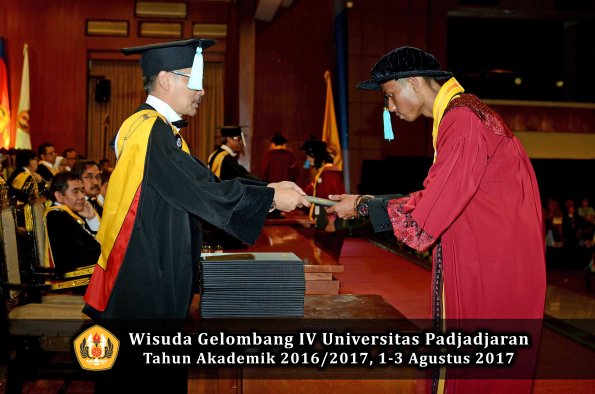 Wisuda Unpad Gel IV TA 2016_2017 Fakultas ILMU BUDAYA oleh  Dekan 027