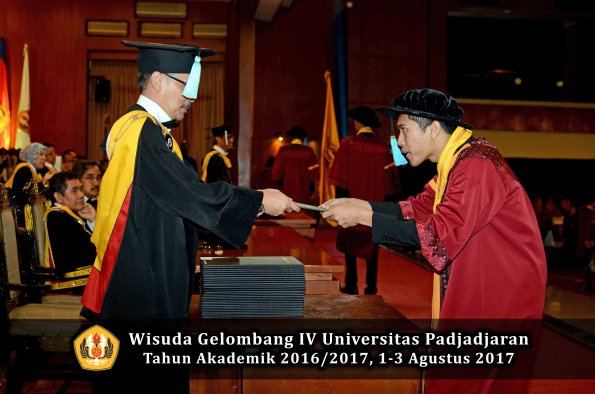 Wisuda Unpad Gel IV TA 2016_2017 Fakultas ILMU BUDAYA oleh  Dekan 029
