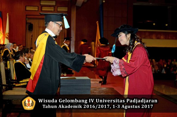 Wisuda Unpad Gel IV TA 2016_2017 Fakultas ILMU BUDAYA oleh  Dekan 030
