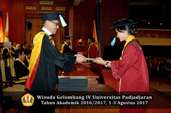Wisuda Unpad Gel IV TA 2016_2017 Fakultas ILMU BUDAYA oleh  Dekan 034