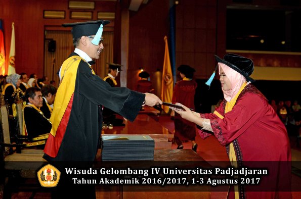 Wisuda Unpad Gel IV TA 2016_2017 Fakultas ILMU BUDAYA oleh  Dekan 035