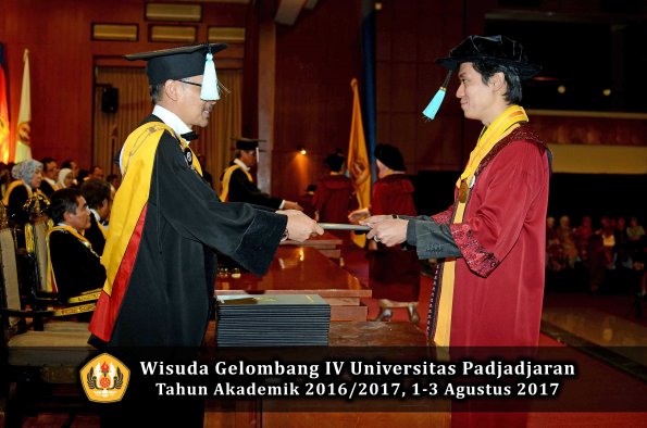 Wisuda Unpad Gel IV TA 2016_2017 Fakultas ILMU BUDAYA oleh  Dekan 036