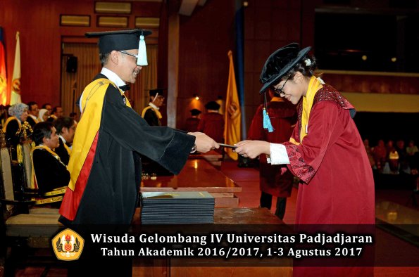 Wisuda Unpad Gel IV TA 2016_2017 Fakultas ILMU BUDAYA oleh  Dekan 037