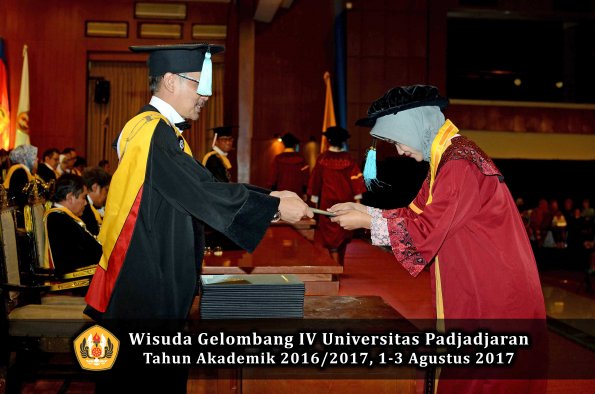 Wisuda Unpad Gel IV TA 2016_2017 Fakultas ILMU BUDAYA oleh  Dekan 038
