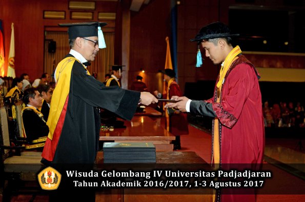 Wisuda Unpad Gel IV TA 2016_2017 Fakultas ILMU BUDAYA oleh  Dekan 080