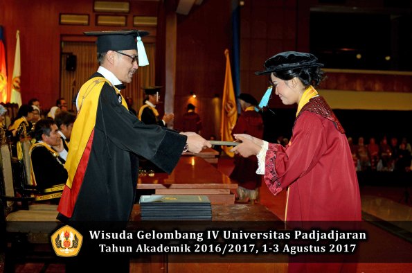 Wisuda Unpad Gel IV TA 2016_2017 Fakultas ILMU BUDAYA oleh  Dekan 083