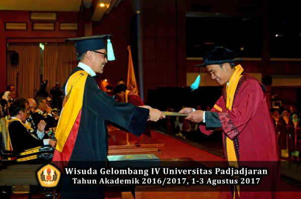 Wisuda Unpad Gel IV TA 2016_2017 Fakultas ILMU BUDAYA oleh  Dekan 084