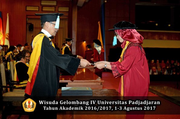 Wisuda Unpad Gel IV TA 2016_2017 Fakultas ILMU BUDAYA oleh  Dekan 087