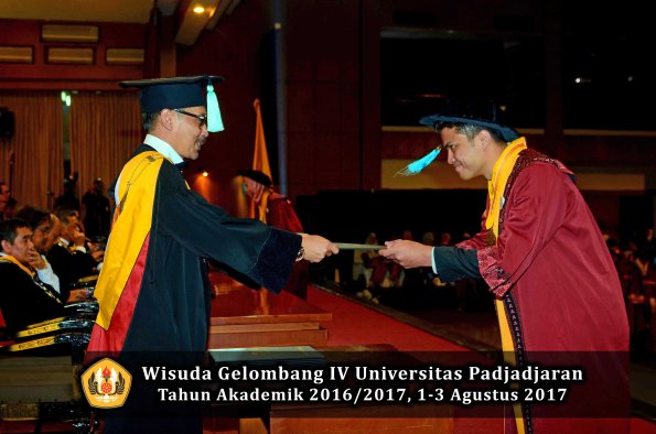 Wisuda Unpad Gel IV TA 2016_2017 Fakultas ILMU BUDAYA oleh  Dekan 090