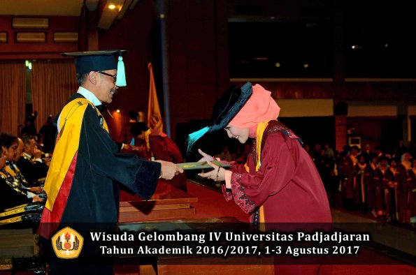 Wisuda Unpad Gel IV TA 2016_2017 Fakultas ILMU BUDAYA oleh  Dekan 093