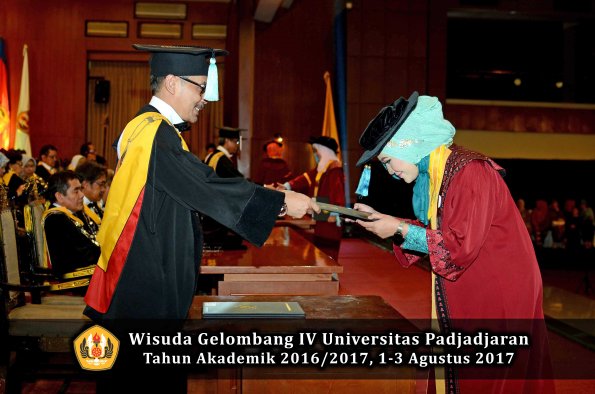 Wisuda Unpad Gel IV TA 2016_2017 Fakultas ILMU BUDAYA oleh  Dekan 095