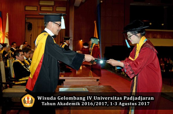 Wisuda Unpad Gel IV TA 2016_2017 Fakultas ILMU BUDAYA oleh  Dekan 096