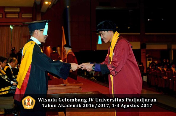 Wisuda Unpad Gel IV TA 2016_2017 Fakultas ILMU BUDAYA oleh  Dekan 098