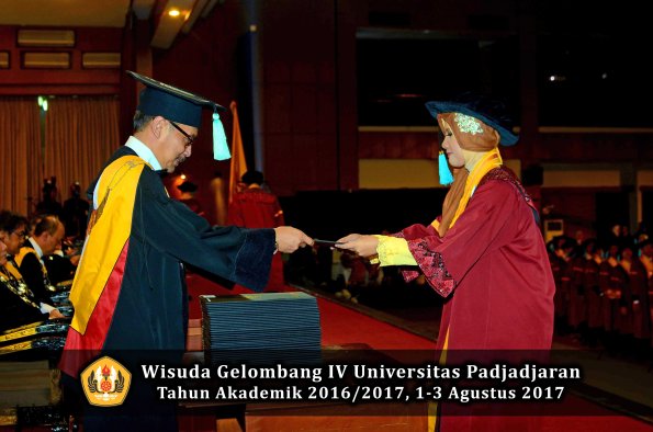 Wisuda Unpad Gel IV TA 2016_2017 Fakultas ILMU BUDAYA oleh  Dekan 099