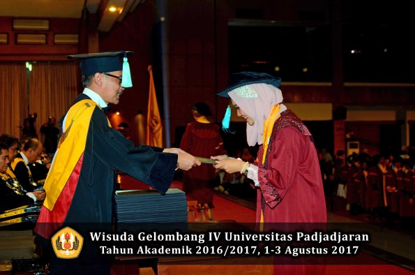 Wisuda Unpad Gel IV TA 2016_2017 Fakultas ILMU BUDAYA oleh  Dekan 100