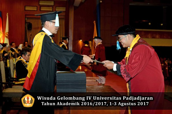 Wisuda Unpad Gel IV TA 2016_2017 Fakultas ILMU BUDAYA oleh  Dekan 101