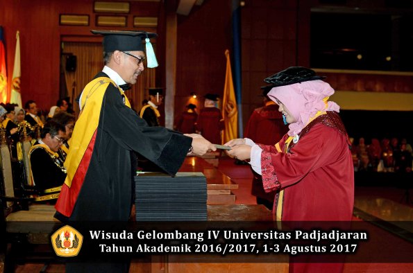 Wisuda Unpad Gel IV TA 2016_2017 Fakultas ILMU BUDAYA oleh  Dekan 102