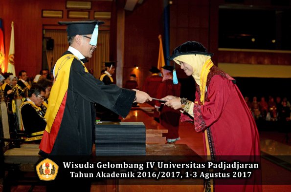 Wisuda Unpad Gel IV TA 2016_2017 Fakultas ILMU BUDAYA oleh  Dekan 103