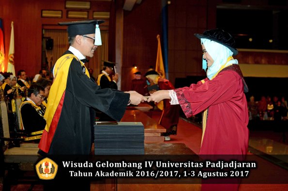 Wisuda Unpad Gel IV TA 2016_2017 Fakultas ILMU BUDAYA oleh  Dekan 104
