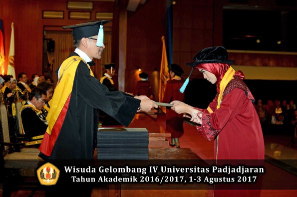 Wisuda Unpad Gel IV TA 2016_2017 Fakultas ILMU BUDAYA oleh  Dekan 106