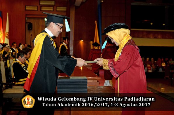Wisuda Unpad Gel IV TA 2016_2017 Fakultas ILMU BUDAYA oleh  Dekan 111